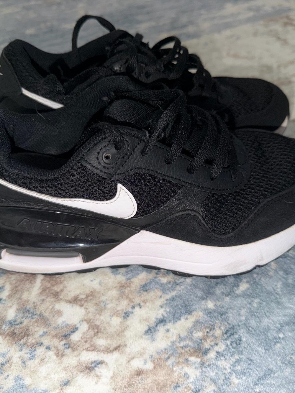 Nike Airmax & White Low-Top Running Sneakers - Picture 1 of 4